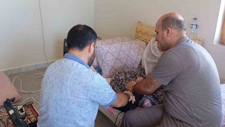 Dicle’de hasta, yaşlı ve yatalak vatandaşların kimlik kartı başvuruları evlerinde alınıyor