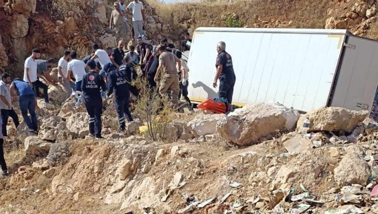 Diyarbakır’da kamyonet şarampole devrildi: 3 yaralı
