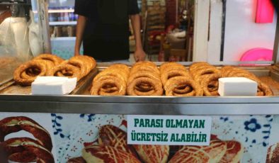 Diyarbakır’ın örnek esnafı: İhtiyaç sahipleri 6 yıldır bu tezgahtan ücretsiz simit ve su alabiliyor