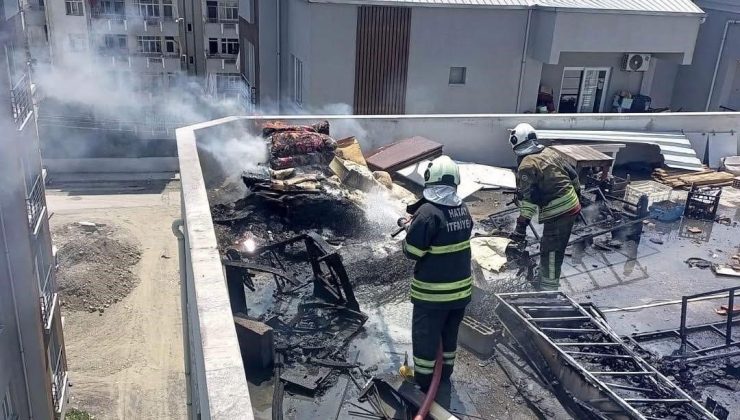 Dörtyol’da binanın çatı katında yangın çıktı