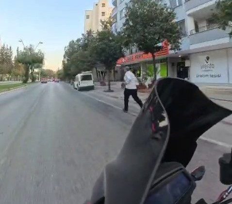 Düğün aracından para almak için metrelerce koştu, kaputa atladı