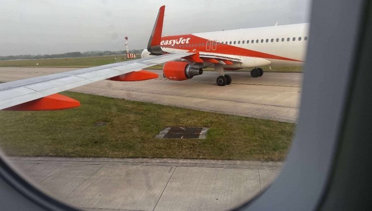 EasyJet’a ait iki yolcu uçağı taksi sırasında çarpıştı