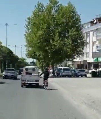 Elazığ’da bisikletlinin tehlikeli yolculuğu