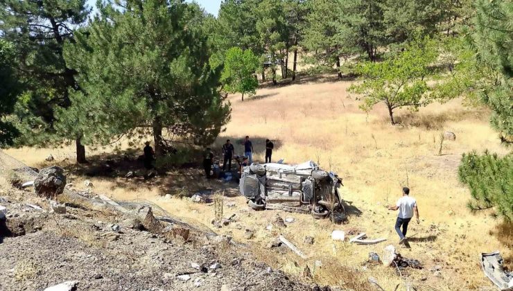 Elazığ’da hafif ticari araç şarampole uçtu: 3 yaralı