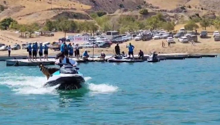 Elazığ’da sahibiyle jet ski turu atan köpek gülümsetti