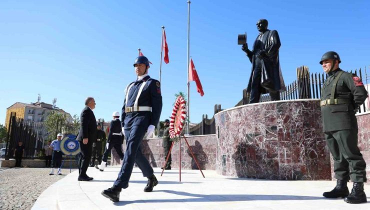 Elazığ’da Zafer Bayramı kutlamaları çelenk sunumu ile başladı