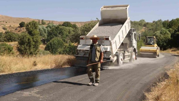 Elazığ’ın köylerinde asfaltlama çalışmaları sürüyor