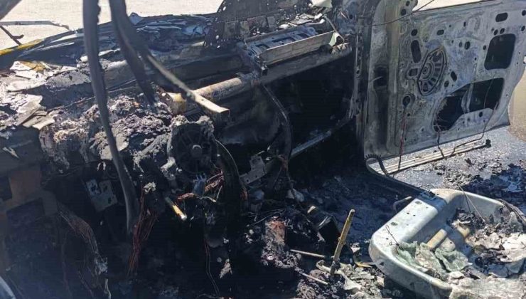 Elektrik aksamından yangın çıktı, otomobil kullanılamaz hale geldi