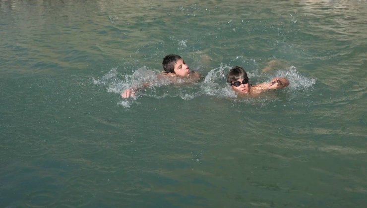 Erzincan’da çocuklar hem serinliyor hem de eğleniyor!
