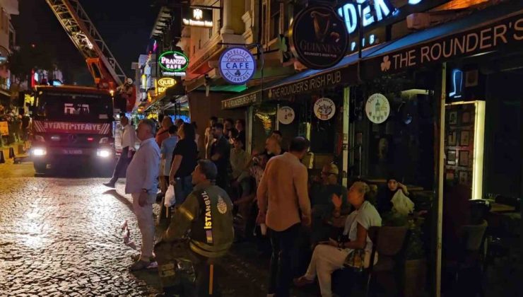 Fatih’e otelde korkutan yangın: Konaklayanlar tahliye edildi