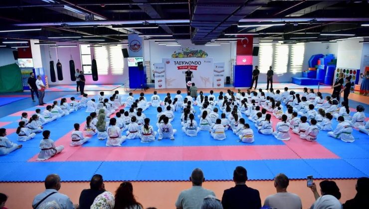 Fatih’te taekwondo gösterisi: 150 lisanslı sporcu yeteneklerini sergiledi
