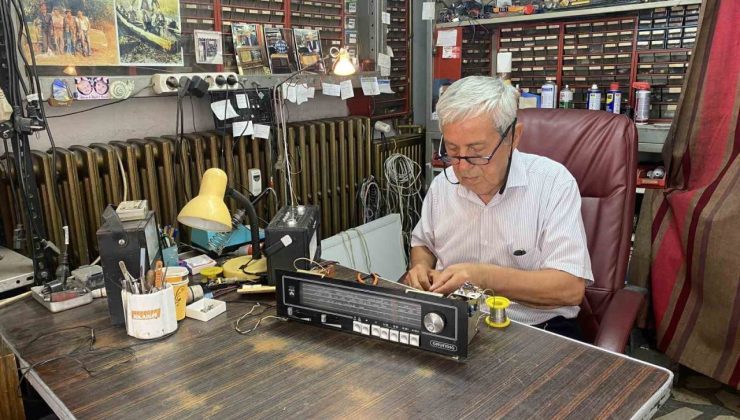 Fehmi amcanın 62 yıldır mesleği olan radyo tamirciliği son demlerini yaşıyor