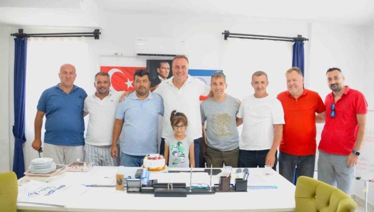 Fethiyespor Teknik direktörü Dinçel’e Çifte Doğum Günü Kutlaması