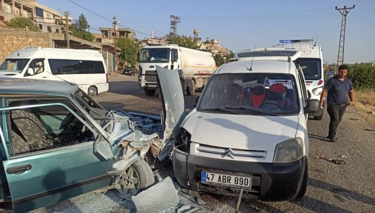 Fiat Tofaş, hafif ticari araçla çarpışarak hurdaya döndü: 3 yaralı