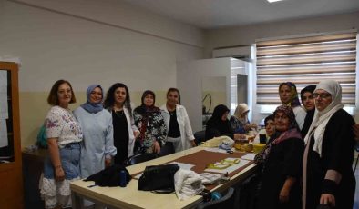 Gaziantep’te kadınlar kendi diktikleri kıyafetleri giyiyor