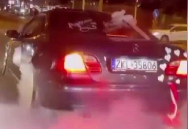 Gelin arabasıyla yolu kapatıp lastik yaktılar: Araç trafikten men edildi