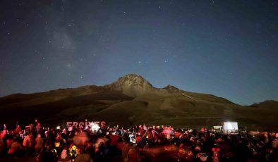 Gökyüzü tutkunları, meteor yağmurunu Kayseri’nin zirvesinde izledi