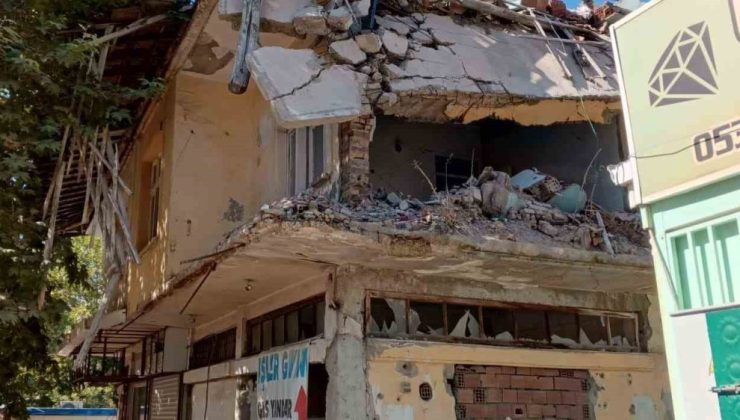 Gölbaşı’nda yıkılmayan bina tehlike saçıyor