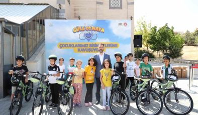 “Güle oynaya camiye gel” projesi çerçevesinde çocuklar bisikletlerine kavuşmaya devam ediyor