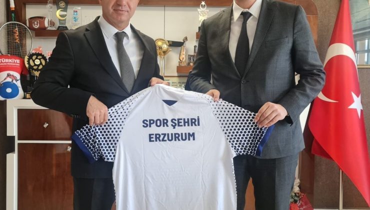 Günaydın’a forma hediye etti