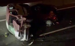 Hafif ticari araç, lastiği patlayan otomobile çarparak yan yattı: 2 çocuk yaralı