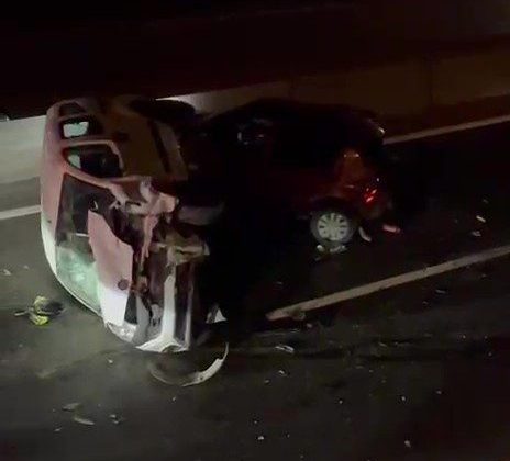Hafif ticari araç, lastiği patlayan otomobile çarparak yan yattı: 2 çocuk yaralı
