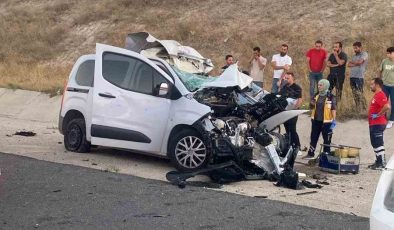 Hafif ticari araç tıra arkadan çaptı: 1 ölü, 1 yaralı