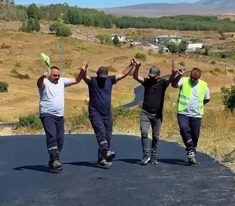 Halaylı çalışma sosyal medyada gündem oldu