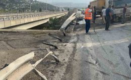 Hatay’da kontrolden çıkan tır bariyerlere saplandı