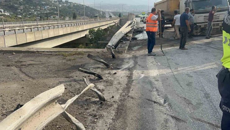 Hatay’da kontrolden çıkan tır bariyerlere saplandı