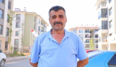 İki oğlunu kaybeden depremzede baba: “Devletimiz evlerimizi yaptı”