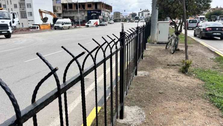 İskenderun’da ölümcül kazalara karşı orta refüje demir korkuluk