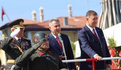 İzmir’de 30 Ağustos Zafer Bayramı coşkuyla kutlandı