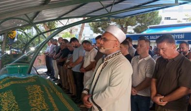 İzmir’de kazada hayatını kaybeden çift Manisa’da toprağa verildi