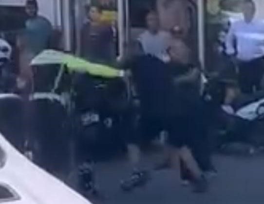 İzmir’de polise tekmeli yumruklu saldırı