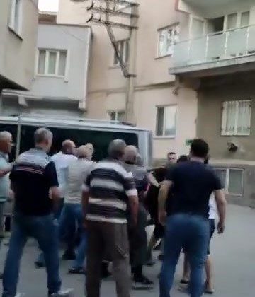 Kalabalığın ortasında tekme tokat dövdüler