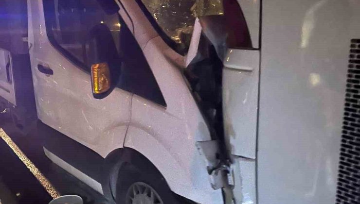 Kamyonet ve yolcu otobüsünün çarpışmasında 7 kişi yaralandı