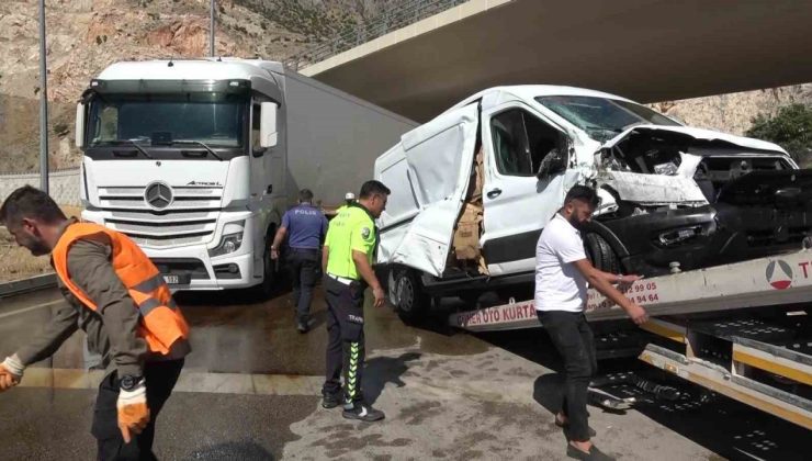 Kamyonetin kavşakta tırla çarpıştığı kaza kamerada
