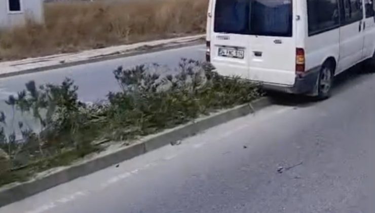 Kapaklı’da kontrolden çıkan minibüs refüjdeki ağaca ve direğe çarptı