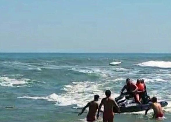 Karadeniz’de can pazarı: 3 kişi boğulmaktan son anda kurtarıldı