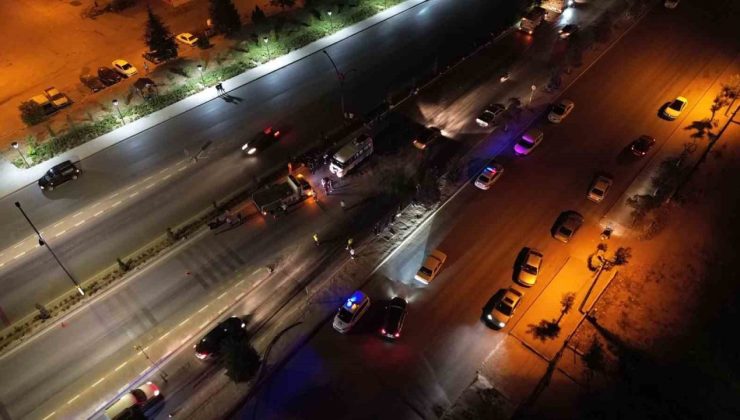 Karaman’da kontrolden çıkan minibüs, aydınlatma direği ve ağaçlara çarptı