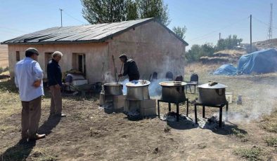 Kars’ta 78 yaşındaki düğün aşçısı 30 yıldır kazanda aşk pişiriyor