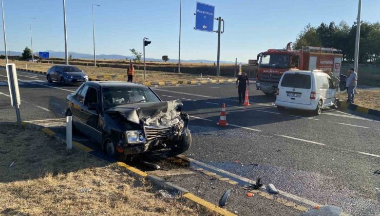 Kastamonu’da hafif ticari araç ile otomobil çarpıştı: 2 yaralı