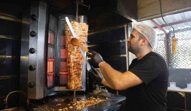 Kavurucu sıcakta 2 bin TL yevmiyeye döner ustasının zorlu mesaisi