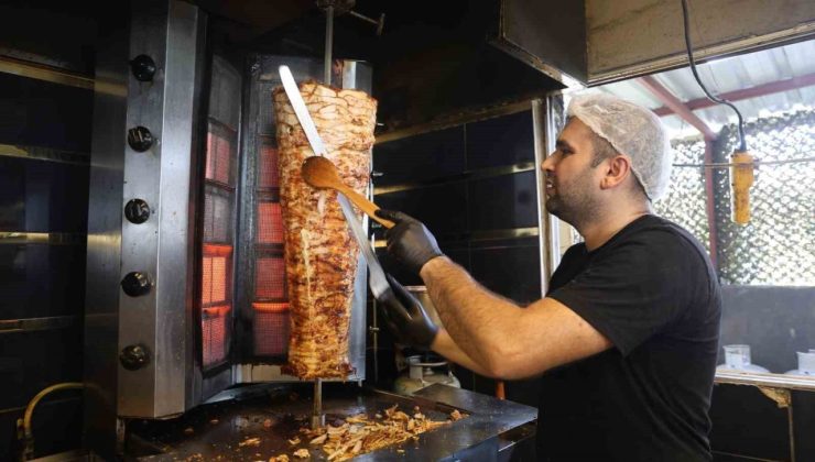 Kavurucu sıcakta 2 bin TL yevmiyeye döner ustasının zorlu mesaisi