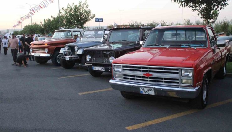 Kayseri’de klasik otomobiller sahne aldı