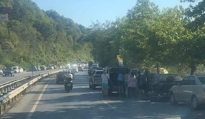 Kdz Ereğli plajlar mevkiinde kara yoluna araçlarını park ettiler