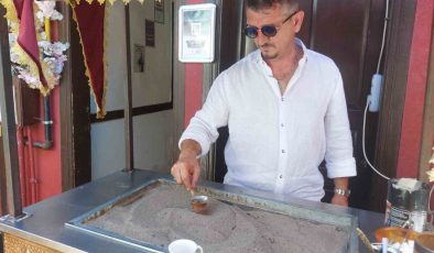 Kızgın kumda kahveyi faklı aromalarla sunuyor