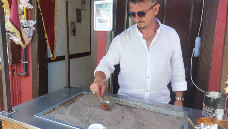 Kızgın kumda kahveyi faklı aromalarla sunuyor