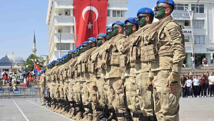 Komandoların gösterisi beğeni topladı, 30 Ağustos coşkuyla kutlandı